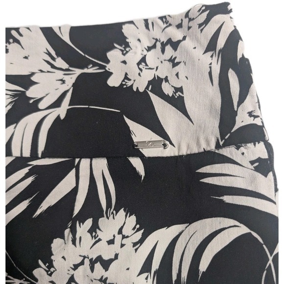 S.C. & Co Women's Skort M Black White Tropical Floral‎ Pull-On Tummy Control - Picture 6 of 6